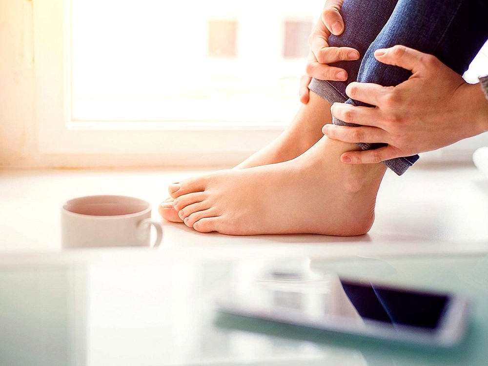Gesunde Füße mit Socken, die keine Kresse und Geruch verursachen