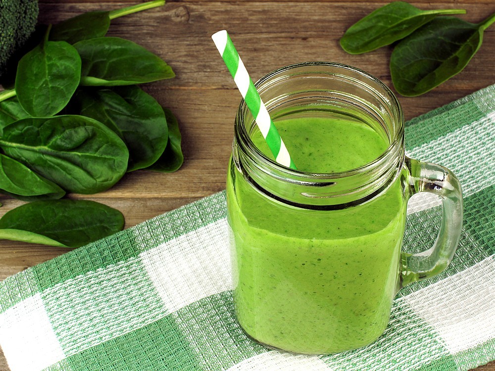 Sellerie Spinat Smoothie Vorteile, Rezept, diejenigen, die es verwenden