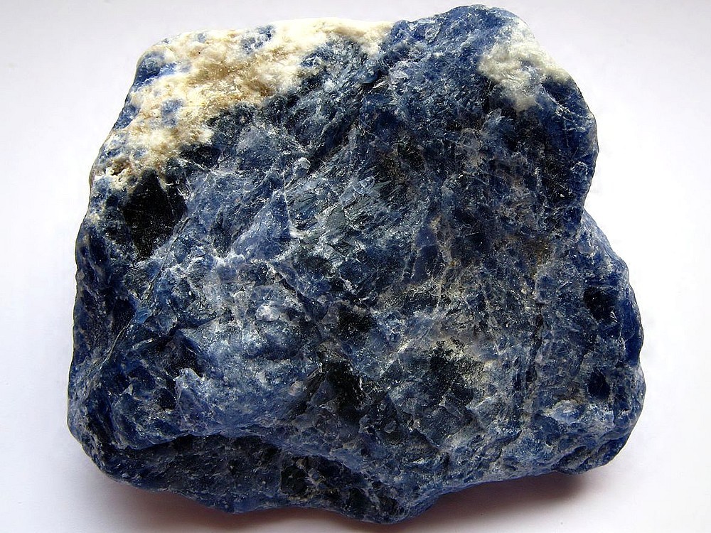 Was Sind Die Eigenschaften Von Sodalitstein? Wie Reinigen? Was Sind Die Vorteile?