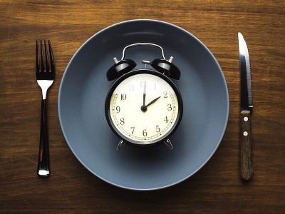 Was Ist Eine 16 Stunden Hungerdiät? Menschen, die mit einer intermittierenden Fasten-Diät Abnehmen und ihre Vorteile