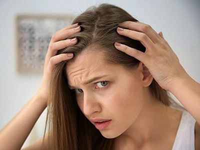 Was Sind Die Ursachen Für Akne Auf Der Kopfhaut? Was Hilft? Behandlung und natürliche Lösung