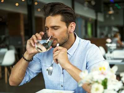 Ist es gesund, beim Essen Wasser zu trinken? Verursacht es Gewichtszunahme?