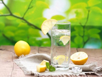 Hilft grüner Tee Mineralwasser Zitrone Kur Abnehmen?