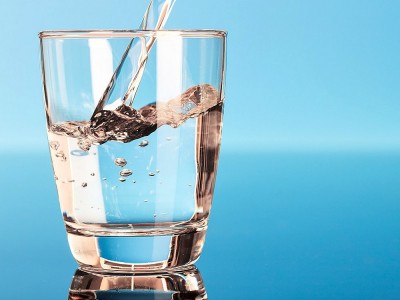 Hilft das Hinzufügen und Trinken von Carbonate zu Wasser beim Abnehmen? Was Passiert, Wenn Karbonat Ins Wasser Geworfen Wird?
