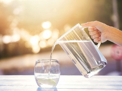 Kann man Gewicht verlieren, indem man heißes Wasser trinkt?
