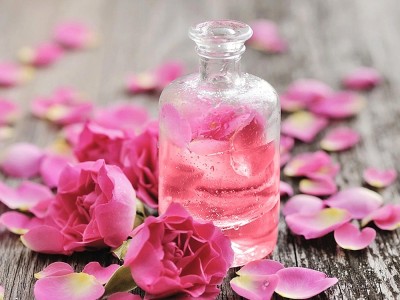 Was sind die Vorteile von Rosenwasser für Haare und Haut? Wie Benutzt Man Es?