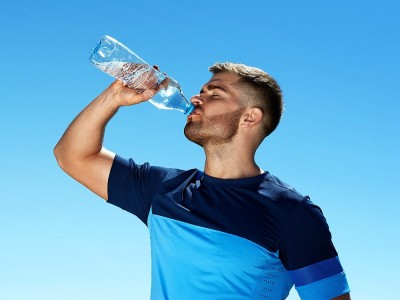 Was Nachteil Es, Im Stehen Wasser Zu Trinken? Verursacht es Gewichtszunahme?