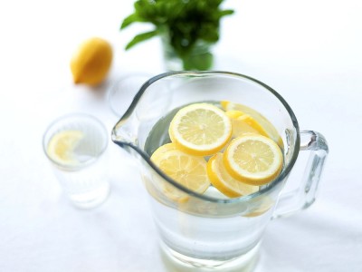 Was sind die Vorteile, Nachteile und Wirkungen von Zitronenwasser?