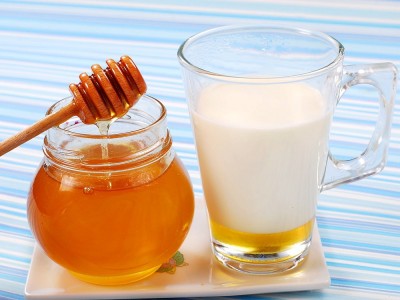Wird Honig zu heißer Milch hinzugefügt?